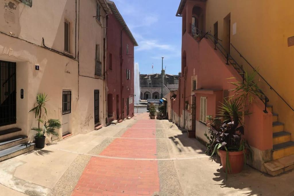 Between The Roofs Of Menton Old Town And The Sea Exterior foto