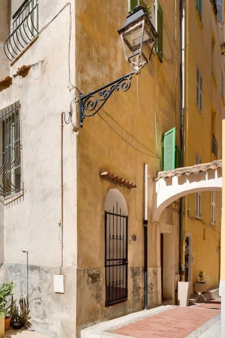 Between The Roofs Of Menton Old Town And The Sea Exterior foto